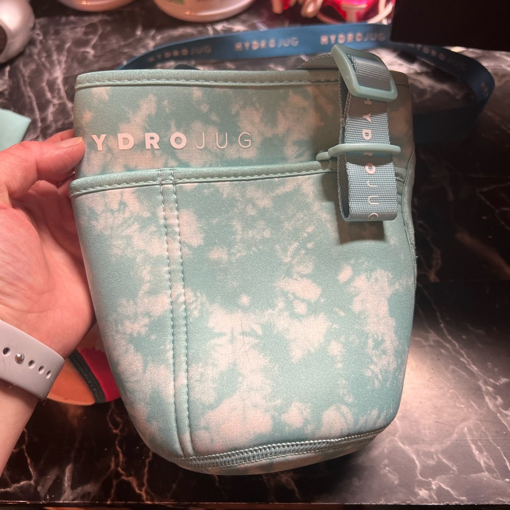 Don’t use this Hydrojug Sleeve. Willing to haggle on price.